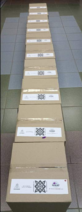 RA Helmets embalados en cajas de marca, listos para el envío