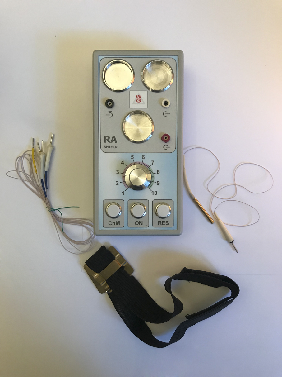 La consola RA Shield con su electrodo de diadema y los cables